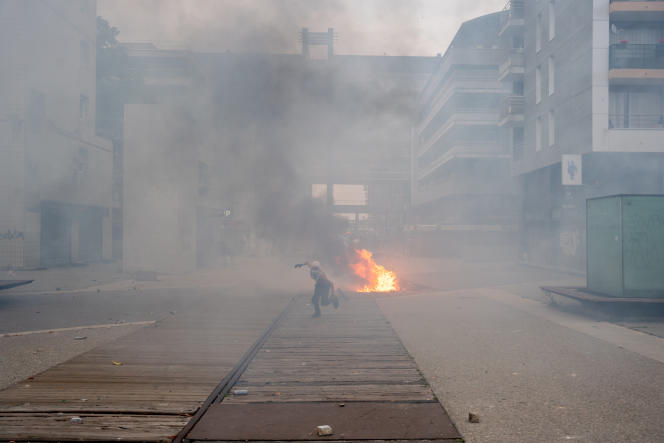 Un jeune homme court sur l’esplanade Charles-de-Gaulle, pendant les émeutes, à Nanterre, le 29 juin 2023.