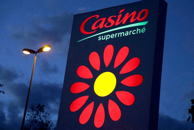 Devant un supermarché du groupe Casino à Cannes, le 9 novembre 2019.