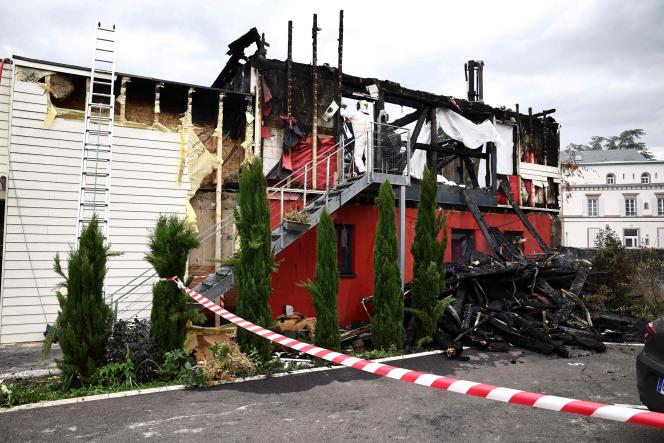 Les pompiers alsaciens sur les lieux de l’incendie du gîte de Wintzenheim (Haut-Rhin), le 9 août 2023.
