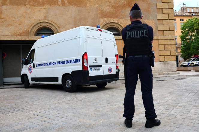 Arrivée du policier détenu dans un véhicule de l’administration pénitentiaire au palais de justice d’Aix-en-Provence (Bouches-du-Rhône), le 3 août 2023.