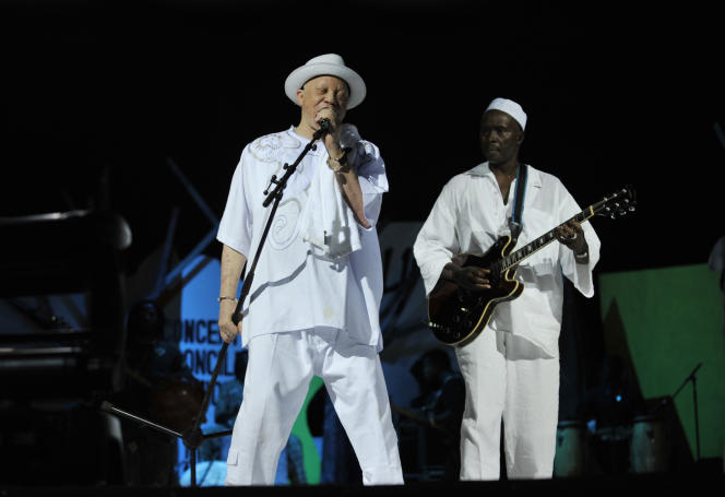 Le chanteur malien Salif Keita, en concert le 30 juillet 2011 à Abidjan, en Côte d’Ivoire.