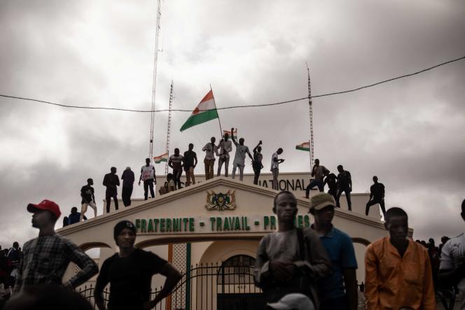 Des manifestants brandissent un drapeau nigérien lors d’une manifestation, à Niamey, le 3 août 2023.
