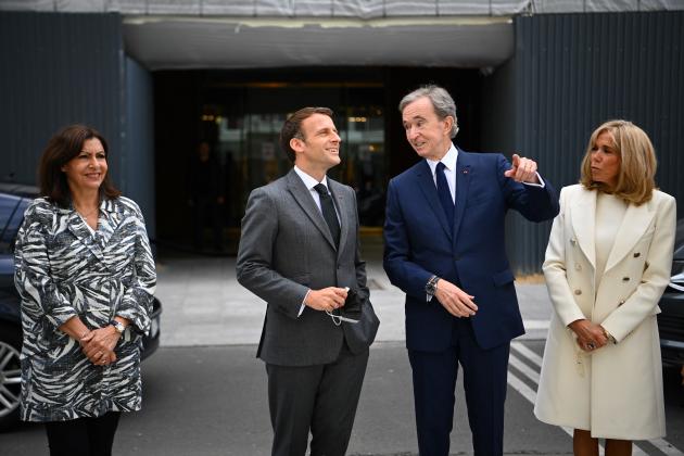 Bernard Arnault avec Anne Hidalgo et Brigitte et Emmanuel Macron lors de la réouverture de la Samaritaine, à Paris, le 21 juin 2021. 