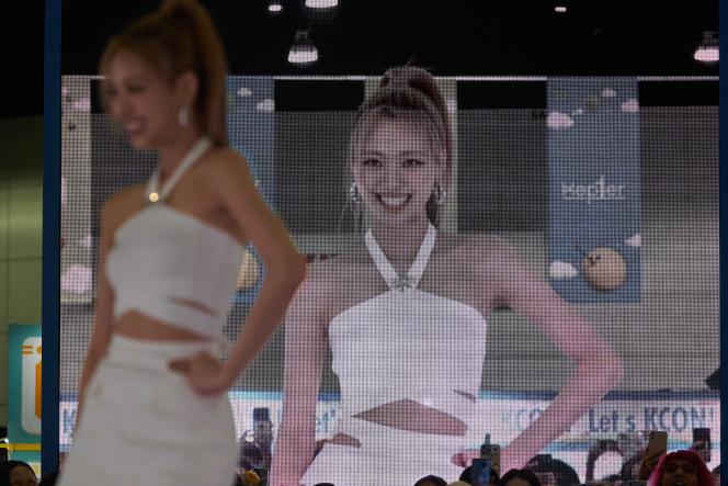 Une projection surdimensionnée de l'idole de la K-pop Shin Yu-na, mieux connue sous le nom de Yuna, du groupe sud-coréen Itzy, lors d'une représentation à la KCON LA 2022, une convention annuelle célébrant la K-pop et la culture coréenne, à Los Angeles, en Californie, le 20 août 2022.