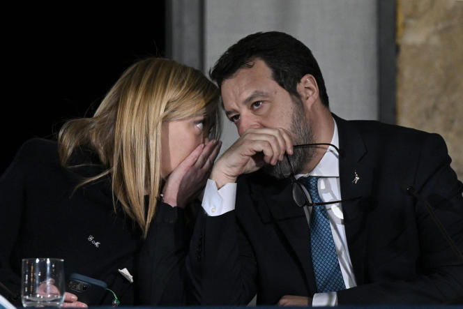 La première ministre italienne, Giorgia Meloni (à gauche), s’entretient avec le vice-premier ministre et ministre des infrastructures, Matteo Salvini, lors d’une conférence de presse à l’issue d’un conseil des ministres tenu le 9 mars 2023 dans la salle du conseil municipal de la ville de Cutro (Italie).