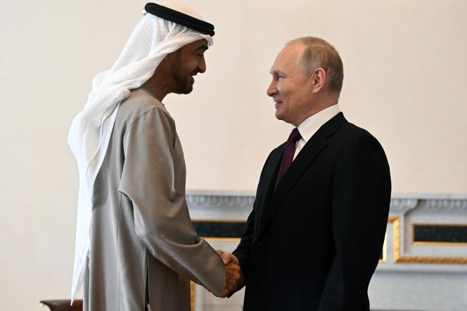 Le président émirati, Mohammed Ben Zayed, et le président russe, Vladimir Poutine, à Saint-Pétersbourg, le 11 octobre 2022.