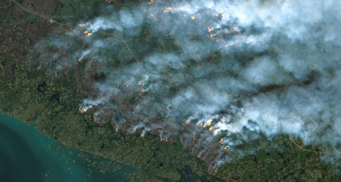 Vue satellite des incendies à proximité de Yellowknife, la capitale des Territoires-du-Nord-Ouest, au Canada, le 16 août 2023.