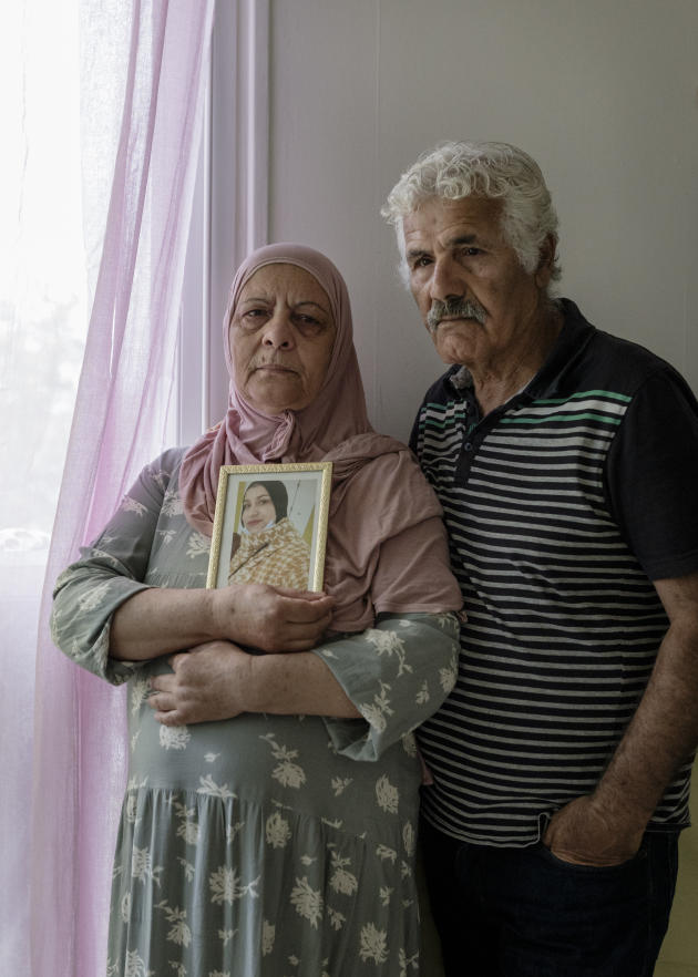 Djohar et Kamel Daoud, avec le portrait de leur fille Chahinez Daoud, chez eux, à Cenon (Gironde), le 15 juin 2023. Après la mort de leur fille, assassinée en 2021 par son mari, ils se sont installés en France pour s’occuper des trois enfants de la victime.