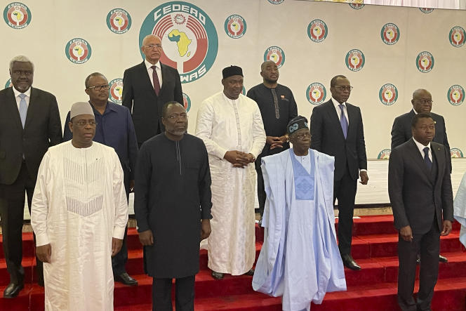 Le président nigérian, Bola Tinubu (au premier rang, en bleu), et une dizaine d’autres dirigeants d’Afrique de l’Ouest après une réunion d’urgence à Abuja (Nigeria), le 30 juillet 2023.