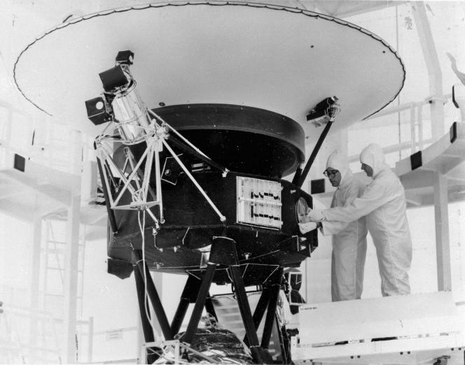 Photo du 4 août 1977 fournie par la NASA, le disque « Sounds of Earth » est monté sur le vaisseau spatial Voyager-2, au centre spatial Kennedy, en Floride.