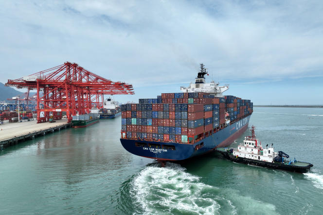 Un navire porte-containers quitte le port de Lianyungang, en Chine, le 16 juillet 2023.