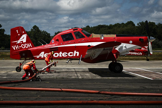 Ravitaillement en eau d’un avion de lutte contre les incendies Air Tractor AT-802, lors d’une démonstration des capacités supplémentaires de lutte contre les incendies de forêt. Sur la base aérienne militaire 118 de Mont-de-Marsan (Landes), le 1ᵉʳ août 2023.