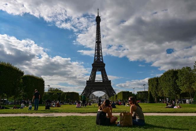 La tour Eiffel vue depuis le Champ-de-Mars, à Paris, le 9 août 2023.