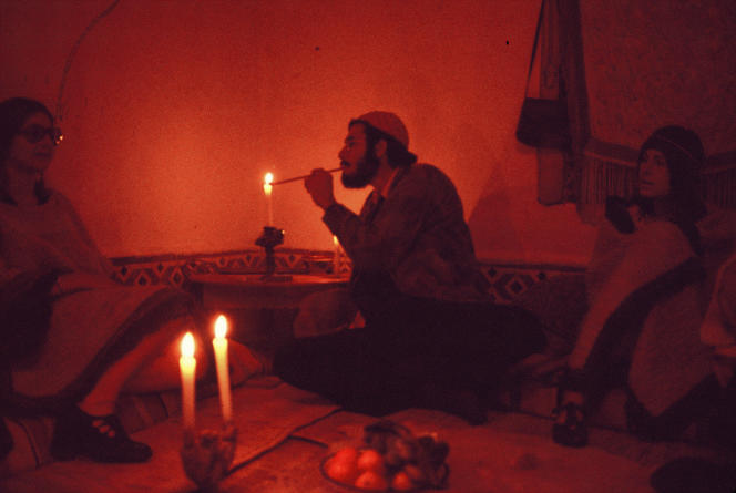Des fumeurs de haschisch à Essaouira (Maroc), en 1970.