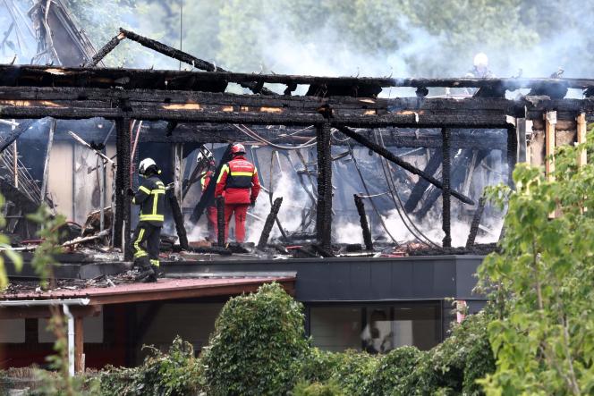 Des sapeurs-pompiers à l’étage calciné d’un gîte de Wintzenheim, dans le Haut-Rhin, le 9 août.