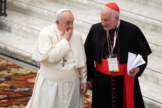 Le pape François s'entretient avec le cardinal canadien Marc Ouellet (à droite), lors d'un symposium sur le sacerdoce dans la salle Paul-VI, au Vatican, le 17 février 2022.