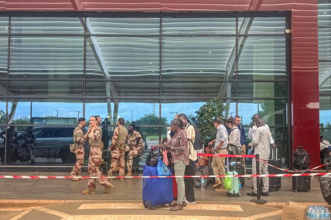 Des soldats français et des citoyens de pays européens à l’extérieur de l’aéroport international Diori Hamani à Niamey le 2 août 2023.