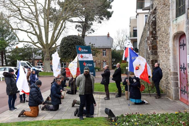 Les manifestants de Civitas prient agenouillés avant de prendre part à une manifestation contre la création d’un centre d’accueil pour migrants, à Saint-Brevin-les Pins (Loire-Atlantique), le 25 février 2023.
