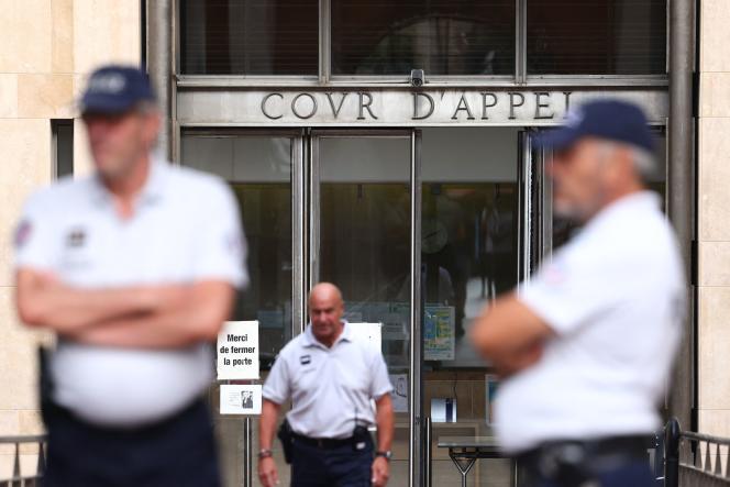 L’entrée du tribunal d’Aix-en-Provence le 3 août 2023, alors que la cour d’appel examine l’appel concernant la détention provisoire d’un policier soupçonné d’avoir battu un homme de 22 ans dans la nuit du 1ᵉʳ au 2 juillet à Marseille. 