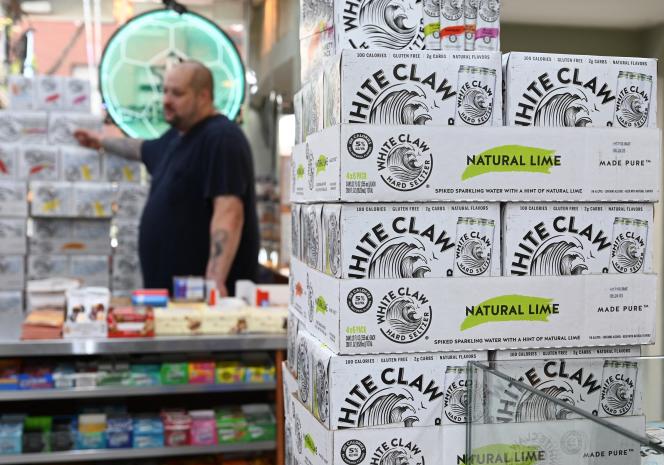 Des cartons de White Claw, une eau gazeuse alcoolisée et aromatisée, dans une sandwicherie de New York, le 11 septembre 2019.
