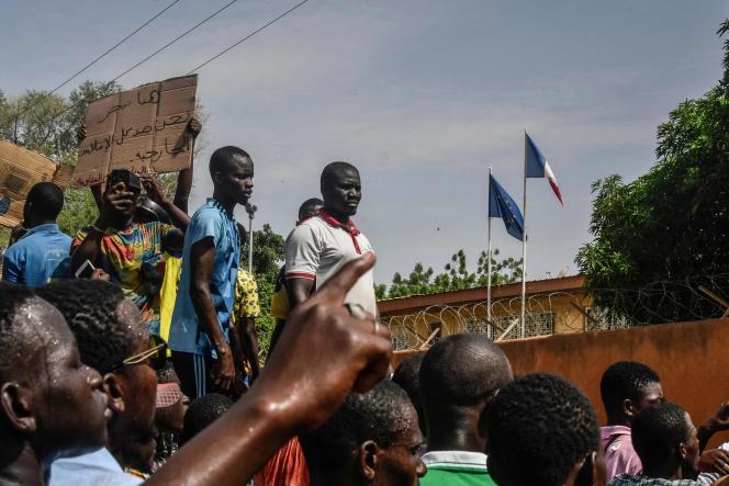 Devant l’ambassade de France à Niamey lors d’une manifestation qui a suivi un rassemblement de soutien à la junte nigérienne à Niamey, le 30 juillet 2023. 