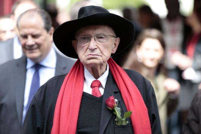 L’ancien ministre Louis Mexandeau attend devant le siège du Parti socialiste (PS) avant la visite de l’ancien président François Hollande, à Paris, le 14 mai 2017.