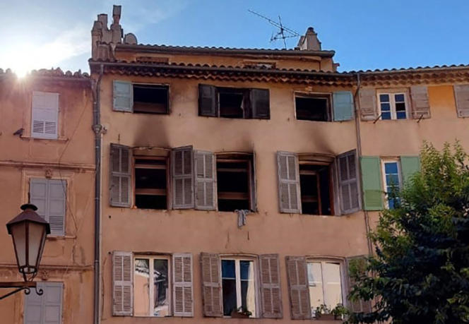 Au moins trois des cinq étages de l’immeuble dans le centre historique de Grasse ont été touchés par l’incendie, le 13 août 2023, selon un correspondant de l’Agence France-Presse sur place.