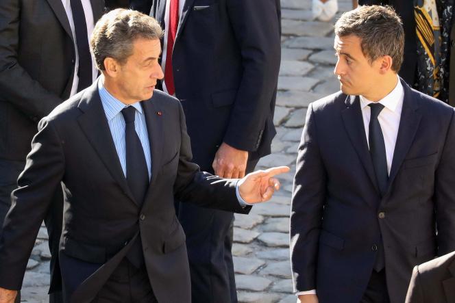 L'ancien président français Nicolas Sarkozy et Gérald Darmanin, alors ministre de l'action et des comptes publics, lors de l'hommage national à Charles Aznavour aux Invalides, à Paris, le 5 octobre 2018.