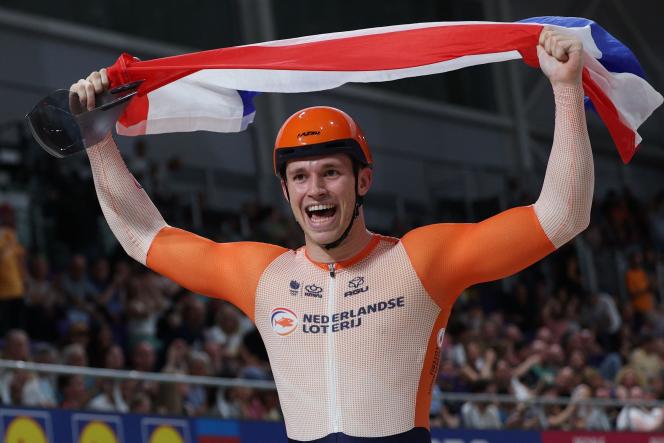 Le Néerlandais Harrie Lavreysen à la fin de la course de vitesse individuelle, lors des Mondiaux de cyclisme à Glasgow (Ecosse), le 7 août 2023.
