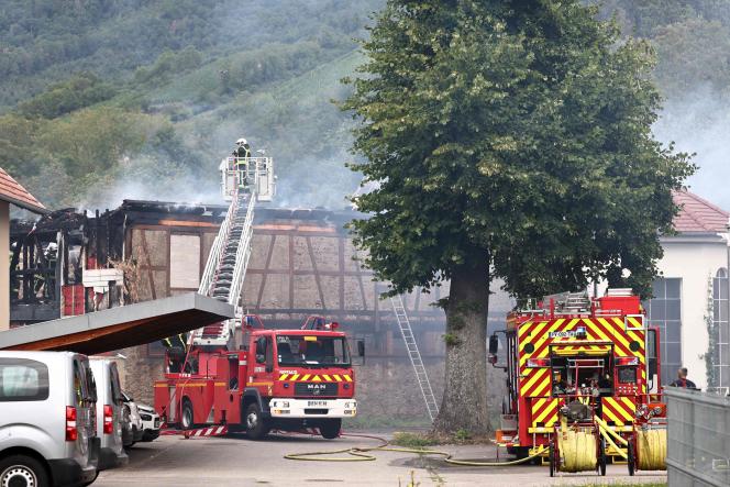 Des sapeurs-pompiers en intervention sur l’incendie d’un gîte à Wintzenheim, dans le Haut-Rhin, le 9 août 2023.