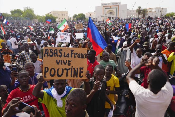 Lors d’une marche organisée par les putschistes contre le président Mohamed Bazoum, à Niamey, le 30 juillet 2023. 